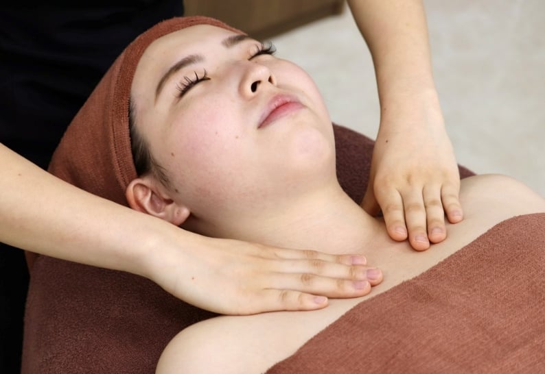 デコルテマッサージ