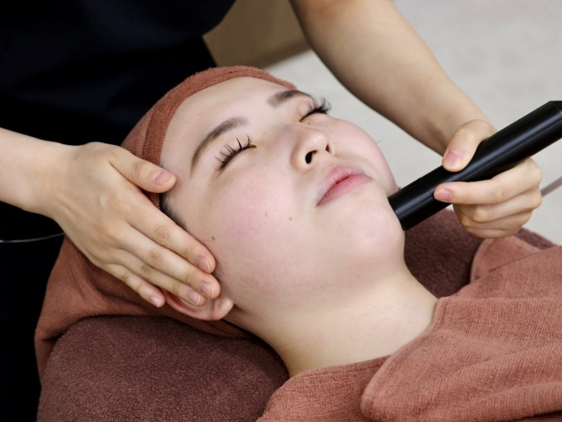 緩んだ顔筋を引き締め